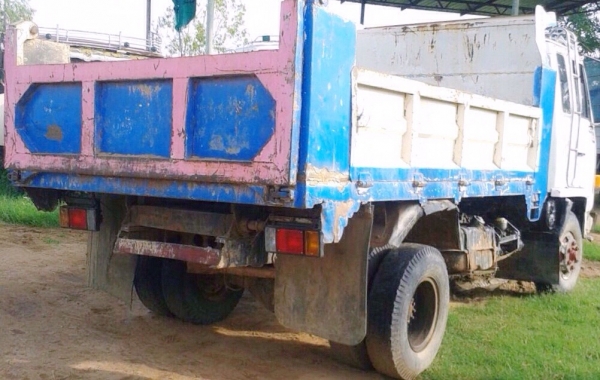 ISUZU ROCKY FRR 175 HP 6BG1 หกล้อดั๊มพ์ กระบะดั๊มพ์เหล็ก 5 ตันความยาว 3.60 เมตรสภาพดีพื้นสวยไม่มีบุบพร้อมบรรทุกหนักได้เลย เครื่องยนต์แรงดีเดิมๆไม่เยิ้ม ภายในเก๋งคอนโซลสวยครบ พวงมาลัยเพาเวอร์ ระบบเบรคทริ๊ปฟี้ครบครัน ช่วงล่างแน่น คัชซีไม่มีบวม ยางสภาพดีประม