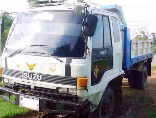 ISUZU ROCKY FRR 175 HP 6BG1 หกล้อดั๊มพ์ กระบะดั๊มพ์เหล็ก 5 ตันความยาว 3.60 เมตรสภาพดีพื้นสวยไม่มีบุบพร้อมบรรทุกหนักได้เลย เครื่องยนต์แรงดีเดิมๆไม่เยิ้ม ภายในเก๋งคอนโซลสวยครบ พวงมาลัยเพาเวอร์ ระบบเบรคทริ๊ปฟี้ครบครัน ช่วงล่างแน่น คัชซีไม่มีบวม ยางสภาพดีประม