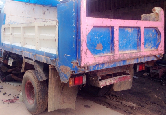 ISUZU ROCKY FRR 175 HP 6BG1 หกล้อดั๊มพ์ กระบะดั๊มพ์เหล็ก 5 ตันความยาว 3.60 เมตรสภาพดีพื้นสวยไม่มีบุบพร้อมบรรทุกหนักได้เลย เครื่องยนต์แรงดีเดิมๆไม่เยิ้ม ภายในเก๋งคอนโซลสวยครบ พวงมาลัยเพาเวอร์ ระบบเบรคทริ๊ปฟี้ครบครัน ช่วงล่างแน่น คัชซีไม่มีบวม ยางสภาพดีประม