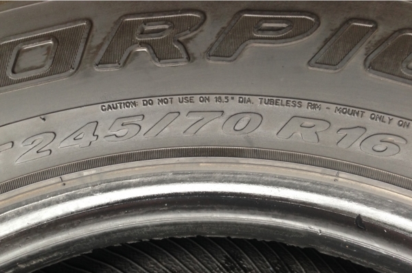 ยาง All PIRELLI 245 70 16 กลางปี11 ดอกเยอะ คมๆ ยาง All PIRELLI 245 70 16 กลางปี11 ดอกเยอะ คมๆ