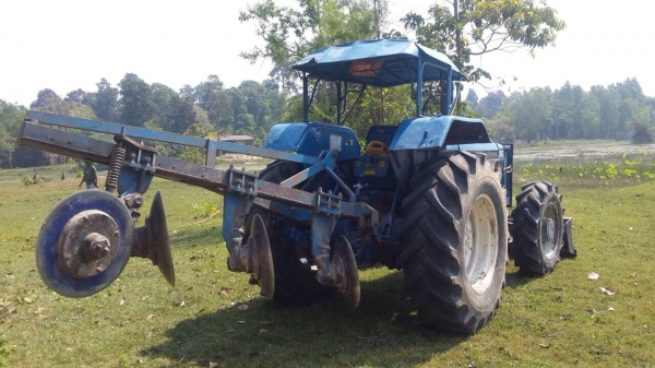 ขายรถไถ FORD รุ่น6640 4x 4( ราคา 588,000 บาท) มีภาพวีดีโอด้านล่าง   คานหน้าคาลาโล่ พร้อมใช้งาน ขายรถไถ FORD 6640 90 แรงม้า 4 สูบ เครื่องแน่น 2 เพลา พร้อมใช้งาน มีอุปกรณ์ 2 รายการ คือ  ผานดันหน้า- ผาน 7   ใบอินวอย สนใจติดต่อ โทร. 081-9972972  089-8451778