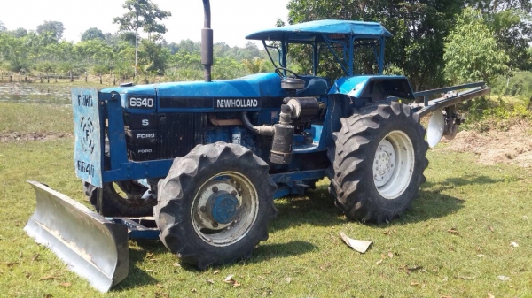 ขายรถไถ FORD รุ่น6640 4x 4( ราคา 588,000 บาท) มีภาพวีดีโอด้านล่าง   คานหน้าคาลาโล่ พร้อมใช้งาน ขายรถไถ FORD 6640 90 แรงม้า 4 สูบ เครื่องแน่น 2 เพลา พร้อมใช้งาน มีอุปกรณ์ 2 รายการ คือ  ผานดันหน้า- ผาน 7   ใบอินวอย สนใจติดต่อ โทร. 081-9972972  089-8451778