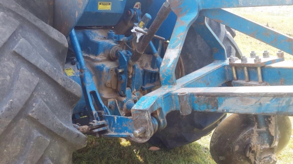 ขายรถไถ FORD รุ่น6640 4x 4( ราคา 588,000 บาท) มีภาพวีดีโอด้านล่าง   คานหน้าคาลาโล่ พร้อมใช้งาน ขายรถไถ FORD 6640 90 แรงม้า 4 สูบ เครื่องแน่น 2 เพลา พร้อมใช้งาน มีอุปกรณ์ 2 รายการ คือ  ผานดันหน้า- ผาน 7   ใบอินวอย สนใจติดต่อ โทร. 081-9972972  089-8451778