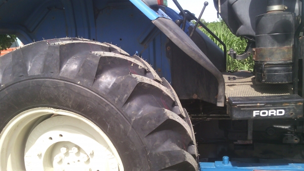 ขายรถไถFORD NEWHOLLAND  รุ่นTS90  กรองใหญ่  เกียร์ข้าง ตรงรุ่น ทะเบียนพร้อมสนใจ0810076640