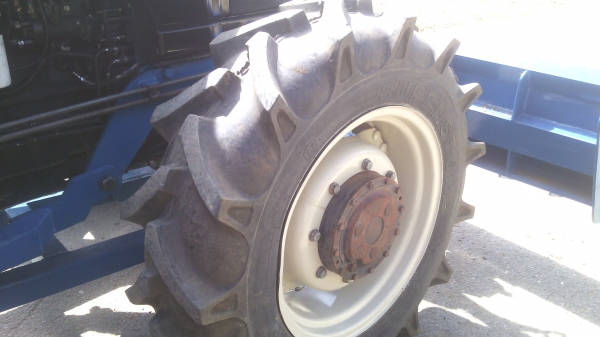 ขายรถไถFORD NEWHOLLAND  รุ่นTS90  กรองใหญ่  เกียร์ข้าง ตรงรุ่น ทะเบียนพร้อมสนใจ0810076640