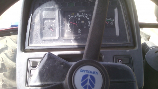 ขายรถไถFORD NEWHOLLAND  รุ่นTS90  กรองใหญ่  เกียร์ข้าง ตรงรุ่น ทะเบียนพร้อมสนใจ0810076640