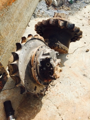 ขาย มอเตอร์ตัวเดิน KOMATSU PC200-8 มี1คู่ครับ