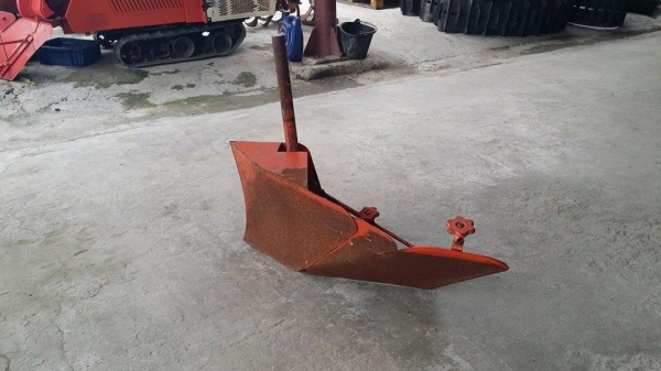 ตัวแหวกร่องด้านเดียว เก่าญี่ปุ่น ใช้ติดกับรถไถเดินตาม หรือรถพรวนดิน ช่วยในการขึ้นร่องไถได้ง่ายและสะดวกขึ้น สภาพดี