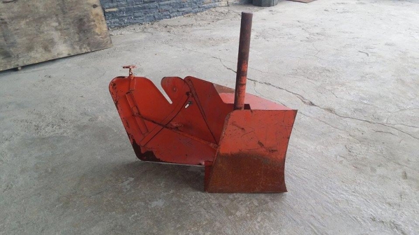 ตัวแหวกร่องด้านเดียว เก่าญี่ปุ่น ใช้ติดกับรถไถเดินตาม หรือรถพรวนดิน ช่วยในการขึ้นร่องไถได้ง่ายและสะดวกขึ้น สภาพดี