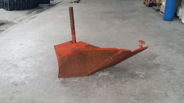 ตัวแหวกร่องด้านเดียว เก่าญี่ปุ่น ใช้ติดกับรถไถเดินตาม หรือรถพรวนดิน ช่วยในการขึ้นร่องไถได้ง่ายและสะดวกขึ้น สภาพดี