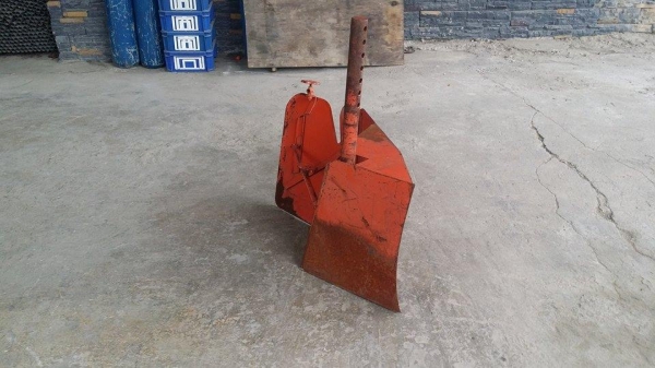 ตัวแหวกร่องด้านเดียว เก่าญี่ปุ่น ใช้ติดกับรถไถเดินตาม หรือรถพรวนดิน ช่วยในการขึ้นร่องไถได้ง่ายและสะดวกขึ้น สภาพดี