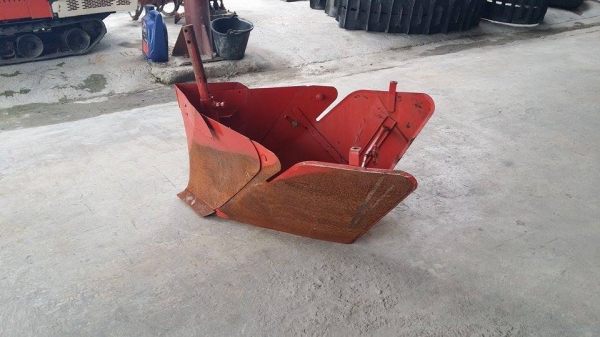 ตัวแหวกร่อง เก่าญี่ปุ่น ใช้ติดกับรถไถเดินตาม หรือรถพรวนดิน ช่วยในการขึ้นร่องไถได้ง่ายและสะดวกขึ้น สภาพดี