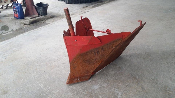 ตัวแหวกร่อง เก่าญี่ปุ่น ใช้ติดกับรถไถเดินตาม หรือรถพรวนดิน ช่วยในการขึ้นร่องไถได้ง่ายและสะดวกขึ้น สภาพดี