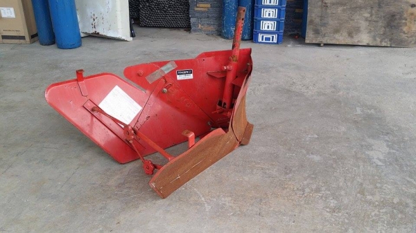 ตัวแหวกร่อง เก่าญี่ปุ่น ใช้ติดกับรถไถเดินตาม หรือรถพรวนดิน ช่วยในการขึ้นร่องไถได้ง่ายและสะดวกขึ้น สภาพดี