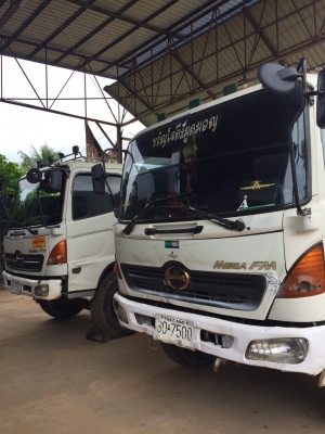 รถฮีโน่ 10 ล้อ  ท้ายลาด  220  แรงม้า. ปี 49   (  มีขาย 2 คัน.  )    สนใจติดต่อ  081 - 6079515