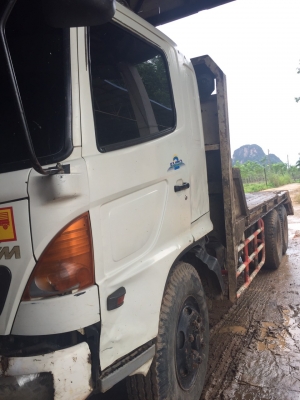 รถฮีโน่ 10 ล้อ  ท้ายลาด  220  แรงม้า. ปี 49   (  มีขาย 2 คัน.  )    สนใจติดต่อ  081 - 6079515