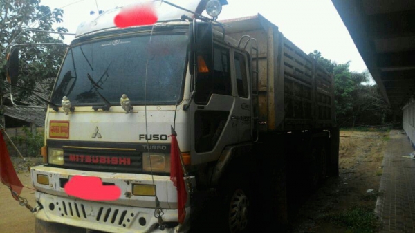 รถมิตซู 10 ล้อดั้ม FN527 - TF  220 แรงม้า. ปี 38    สนใจติดต่อ  081 - 6079515