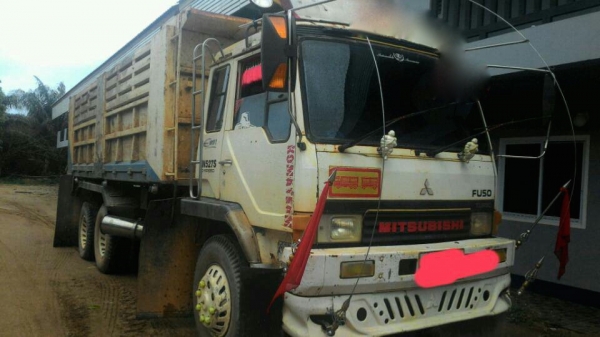 รถมิตซู 10 ล้อดั้ม FN527 - TF  220 แรงม้า. ปี 38    สนใจติดต่อ  081 - 6079515