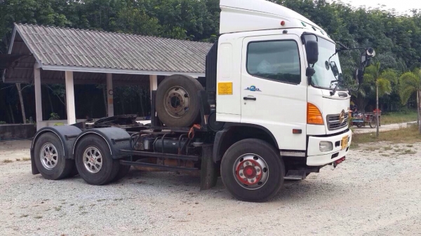 รถฮีโน่ 10 ล้อ  หัวลาก  320  แรงม้า.  ปี 48    สนใจติดต่อ  081 - 6079515