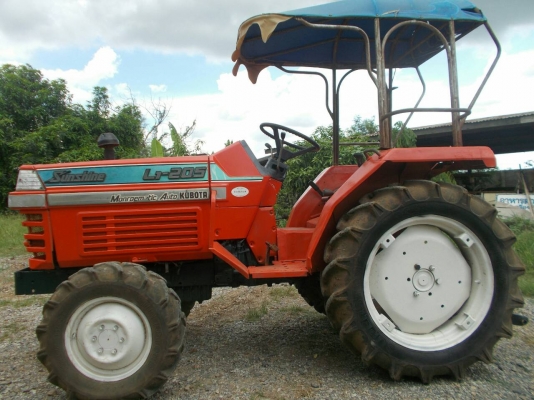 สีนวน  ลำเพลิน ขายL1  20.5 20แรง  ขับเคลื่อน4ล้อ  เกียร์ดีเครื่องดี  มีแต่ตัว