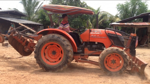 ขายคูโบต้า M6040SU สภาพสวย ภาพวีดีโอ ราคา 395,000 บาท  เครื่ิองดี อายุการใช้งาน 4,241 ชั่วโมง พร้อมอุปกรณ์ 3 รายการ ผานดันหน้า คราด ผาน 7 ด้นหน้า เอกสารพร้อมโอนครับ  ต่อรองได้นิดหน่อย สนใจติดต่อ  081-9972972 089-8541778