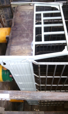 ขายกระบะไม้พร้อมคอกเหล็ก คลัชชีกว้าง 75 เชนติเมตร ยาว 5.5 เมตร