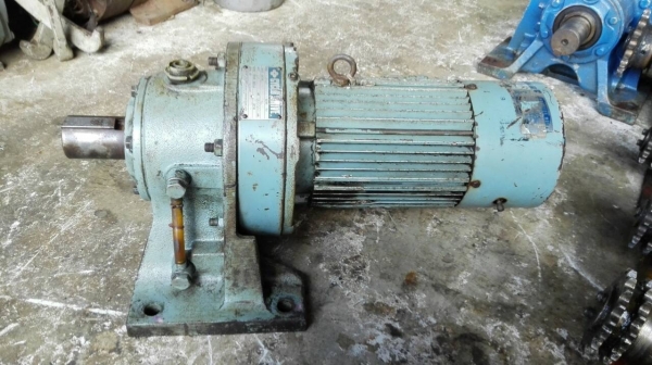 ====== Sold Out!! ====== มอเตอร์เกียร์ Sumitomo Cyclo Drive 2 HP. มีเบรคในตัว ไฟ 380 V.อัตราทด 1:59 วิ่งเงียบ โทร 089-2499-123 นครปฐม