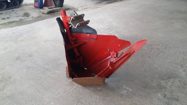 ตัวแหวกร่อง เก่าญี่ปุ่น ใช้ติดกับรถไถเดินตาม หรือรถพรวนดิน ช่วยในการขึ้นร่องไถได้ง่ายและสะดวกขึ้น สภาพดี