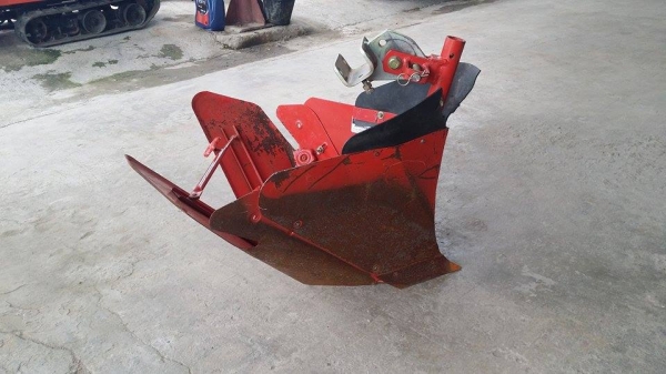 ตัวแหวกร่อง เก่าญี่ปุ่น ใช้ติดกับรถไถเดินตาม หรือรถพรวนดิน ช่วยในการขึ้นร่องไถได้ง่ายและสะดวกขึ้น สภาพดี