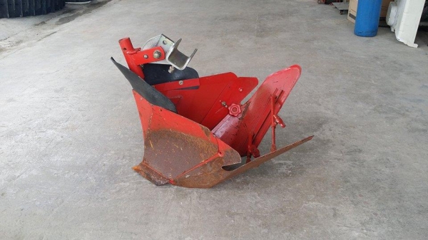 ตัวแหวกร่อง เก่าญี่ปุ่น ใช้ติดกับรถไถเดินตาม หรือรถพรวนดิน ช่วยในการขึ้นร่องไถได้ง่ายและสะดวกขึ้น สภาพดี