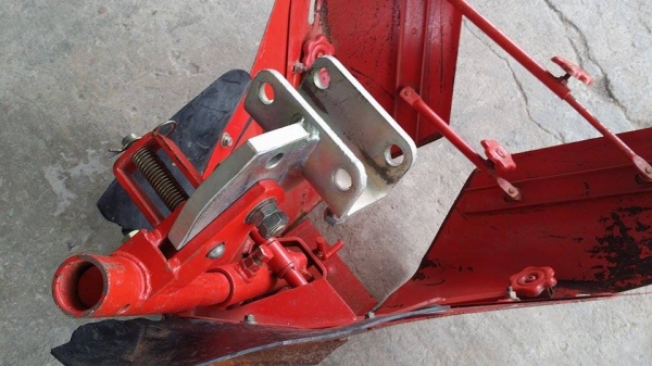 ตัวแหวกร่อง เก่าญี่ปุ่น ใช้ติดกับรถไถเดินตาม หรือรถพรวนดิน ช่วยในการขึ้นร่องไถได้ง่ายและสะดวกขึ้น สภาพดี