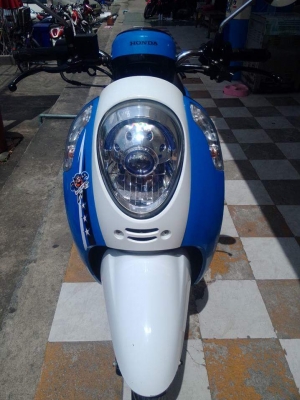 รุ่นใหม่ล่าสุด New Scoopy i ปี 2556 ลาย ACTIVE BOY สีน้ำเงิน ขาว รถสวยวิ๊งฝุดๆ ได้ไปไม่ผิดหวัง รุ่นใหม่ล่าสุด New Scoopy i ปี 2556 ลาย ACTIVE BOY สีน้ำเงิน ขาว รถสวยวิ๊งฝุดๆ ได้ไปไม่ผิดหวัง