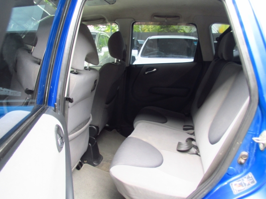 HONDA JAZZ 1.5V ปี2004 สนใจโทร 080-604-8422 ปุ้ย