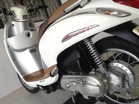 Scoopy-i รถมือเดียว เจ้าของขายเอง ผู้หญิงใช้ วิ่ง1000 ปลายปี56 (ของแถม 4 รายการ)