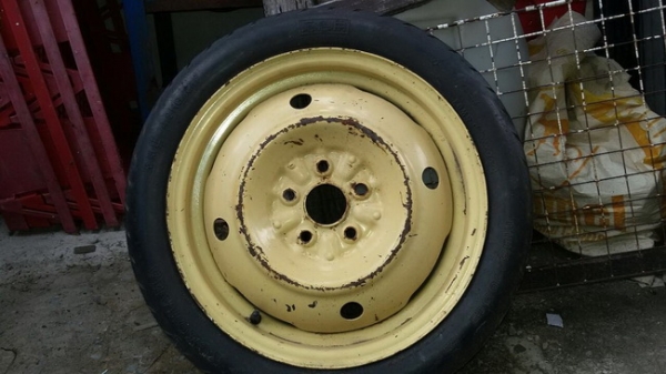 ล้ออะไหล่เหลืองยุ่น