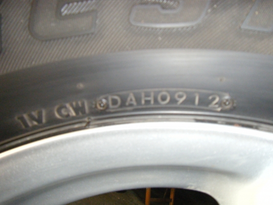 ขายแมกติดรถพร้อมยางขอบ 17 อีซูซุวีคอส ปี12 ไมล์4xxxx กว่าโล 12,000 บาท 0892095791