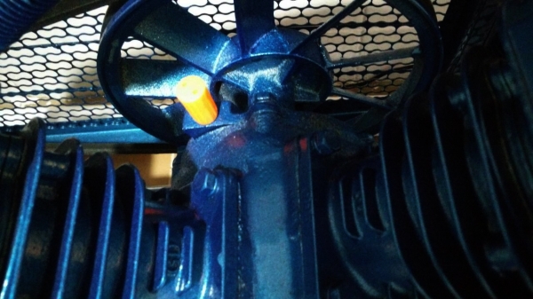 ปั้มลม TOSHI  ระบบลูกสูบ/สายพาน  3 แรงม้า 100 ลิตร  for Car Paint  ขาย 9700