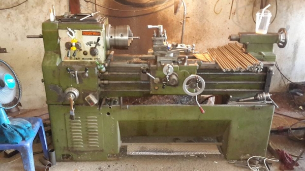 เครื่องกลึง 5 ฟุต 3 เพลา เบรค สภาพใช้งาน 75000 บาท 0814583376 เอกปทุม
