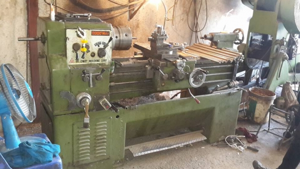 เครื่องกลึง 5 ฟุต 3 เพลา เบรค สภาพใช้งาน 75000 บาท 0814583376 เอกปทุม