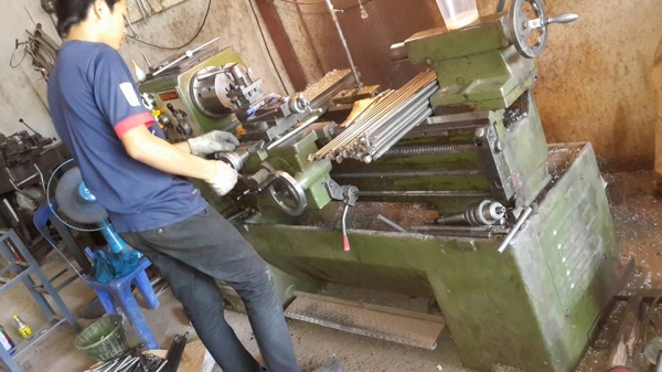 เครื่องกลึง 5 ฟุต 3 เพลา เบรค สภาพใช้งาน 75000 บาท 0814583376 เอกปทุม