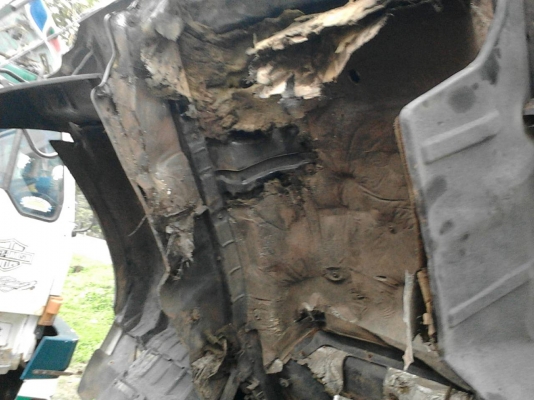 รถฮีโน่ 6 ล้อ หลังถนน FF3H  195 แรงม้า. ปี 38   สนใจติดต่อ  081 - 6079515