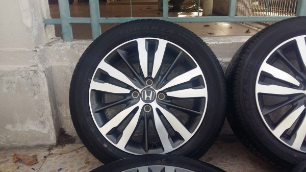 ขายล้อแม็กป้ายแดง honda jazz 16"พร้อมยางปี15 สนใจติดต่อเล็กคลองสามครับ 081-3747940
