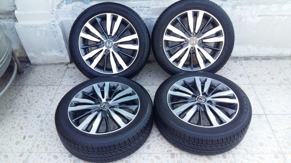 ขายล้อแม็กป้ายแดง honda jazz 16"พร้อมยางปี15 สนใจติดต่อเล็กคลองสามครับ 081-3747940