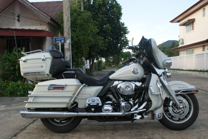ขาย HARLEY-DAVIDSON รุ่น ULTRACLASSIC ERECTRA GLIDE ปี 2002 รถสีขาวเดิมๆจากโรงงาน รถสภาพสวย สมบูรณ์ ทะเบียนพร้อมโอน ราคา 640,000 บาท