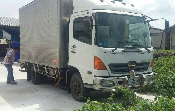 ขายรถบรรทุก 6 ล้อ HINO ปี47 ตู้เปียก