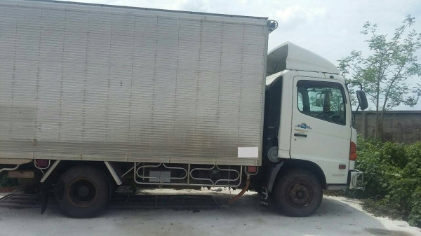ขายรถบรรทุก 6 ล้อ HINO ปี47 ตู้เปียก
