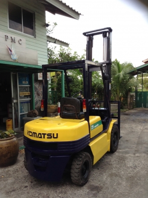 +++ ขายโฟล์คลิฟท์  KOMATSU FD25-11  ขนาด  2.5  ตัน  เครื่องยนต์ดีเซล  เสา 5  เมตร  เกียร์ธรรมดา  งา 1,070  มม.  ยางตัน