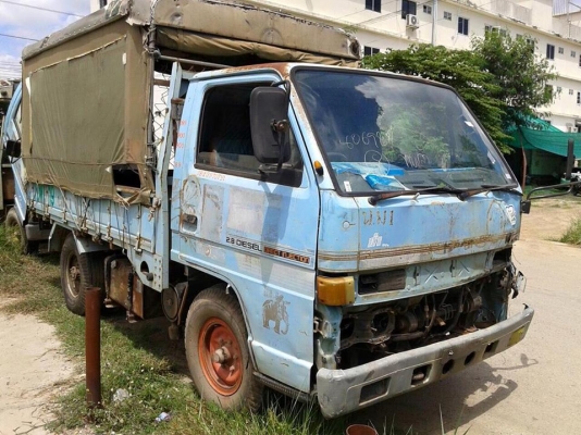 ขายครับ4ล้อกลาง 88แรง เกียรสั้นปี36 เดิมบางงาม เครื่องผ่าน คัสชีใสเลย บ่มีที่ติ หัวประตูซ้ายต้องเคาะ ยาว3 เมตร ยาง700 รถประมูลเอกสารต้องรอ นิดหน่อย ราคา185000 สนใจ0930693225 ที่ยุ สุวรรณภูมิ ร้อยเอ็ด