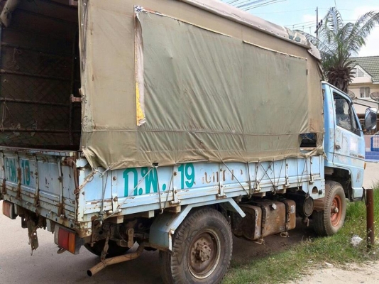 ขายครับ4ล้อกลาง 88แรง เกียรสั้นปี36 เดิมบางงาม เครื่องผ่าน คัสชีใสเลย บ่มีที่ติ หัวประตูซ้ายต้องเคาะ ยาว3 เมตร ยาง700 รถประมูลเอกสารต้องรอ นิดหน่อย ราคา185000 สนใจ0930693225 ที่ยุ สุวรรณภูมิ ร้อยเอ็ด