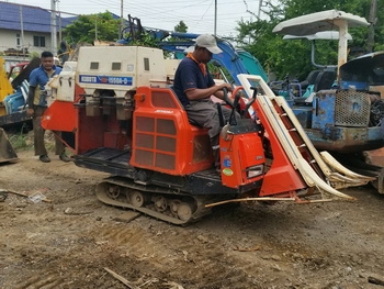 รถเกี่ยวข้าว นวดข้าว แบบนั่งขับ KUBOTA: RX 1550 ใช้งานได้ 2 ระบบ เกี่ยวได้ มัดฟางได้ เครื่องดีเซล 3 สูบ